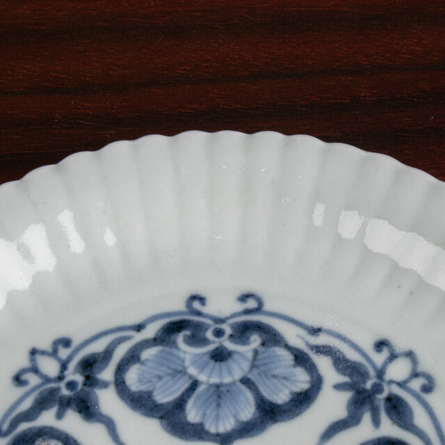 古伊万里 染付草花文 輪花中皿 江戸後期 | iichi 日々の暮らしを