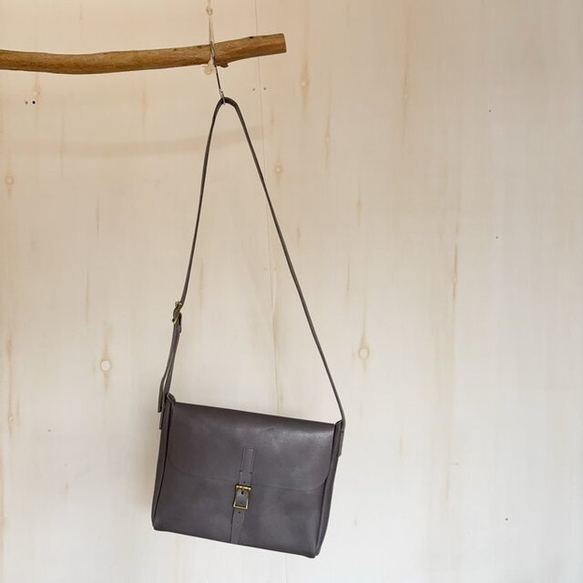 秋のニュアンス。本革 スモールメールバッグ／スチールグレー｜クールで上品なミニショルダー