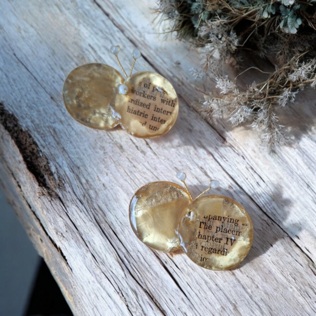 月を纏う蝶ブローチ - Moonlit Butterfly