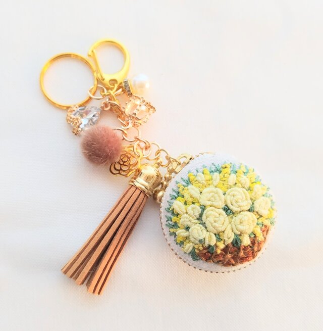 黄薔薇とミモザの刺繍マカロンポーチキーホルダー