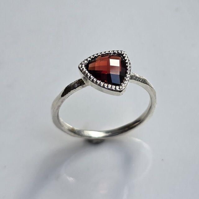 ガーネット　ザクロ石　トリリアントチェッカーカット8㎜　ミル打ち　シルバーSV925リング
