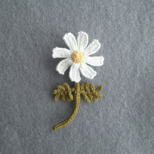 かぎ針で編んだブローチ　可愛いコサージュ　デイジーみたいな一輪のお花