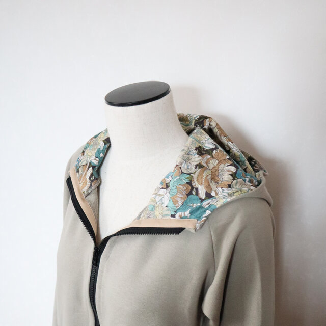 再販リバティ　ブラックバーンとグレージュのジップパーカー