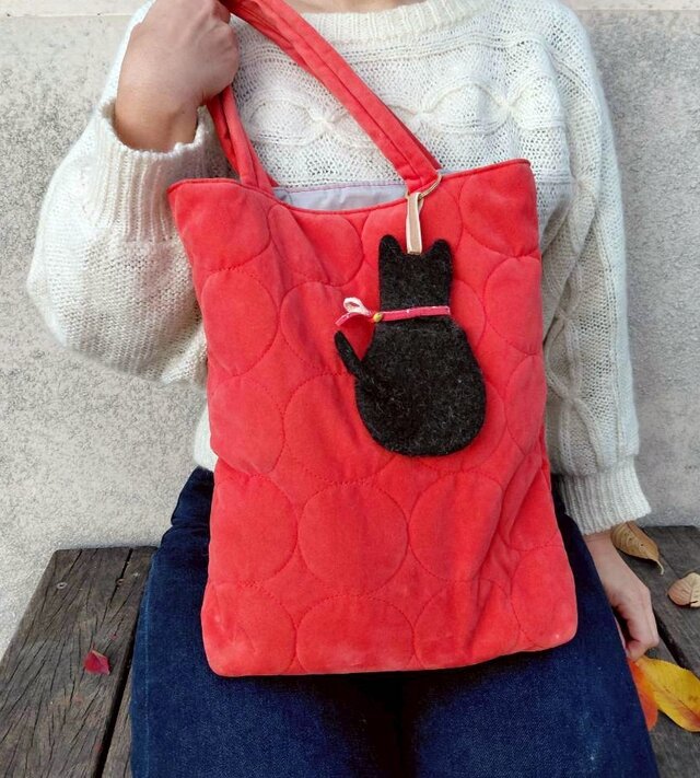 くろねこチャーム ：黒色〈羊毛フェルト キーホルダー バッグチャーム ブロックプリント ねこなで〉