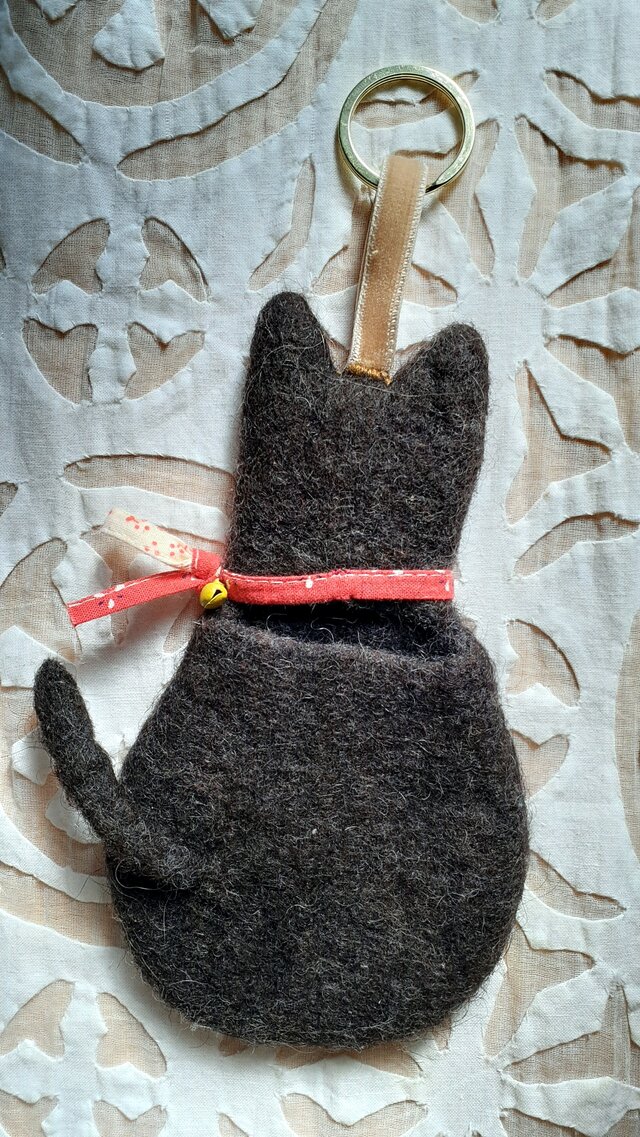 くろねこチャーム ：黒色〈羊毛フェルト キーホルダー バッグチャーム