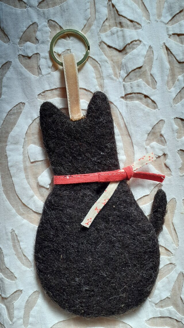 くろねこチャーム ：黒色〈羊毛フェルト キーホルダー バッグチャーム