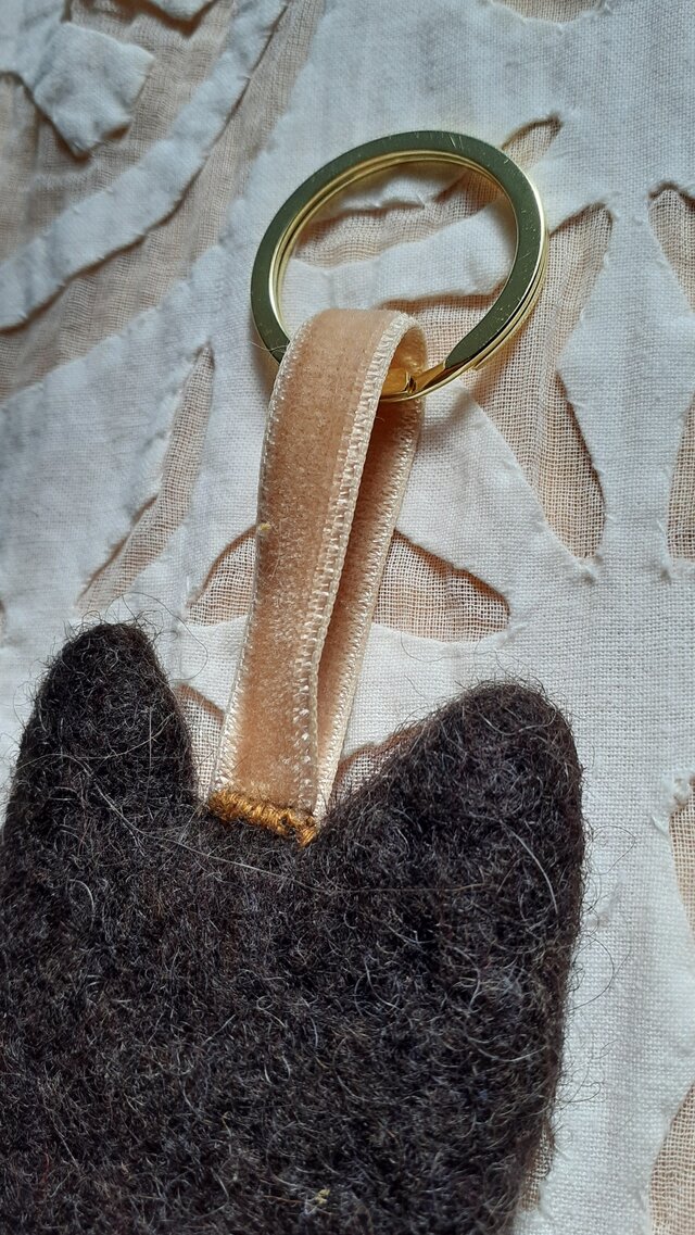 くろねこチャーム ：黒色〈羊毛フェルト キーホルダー バッグチャーム