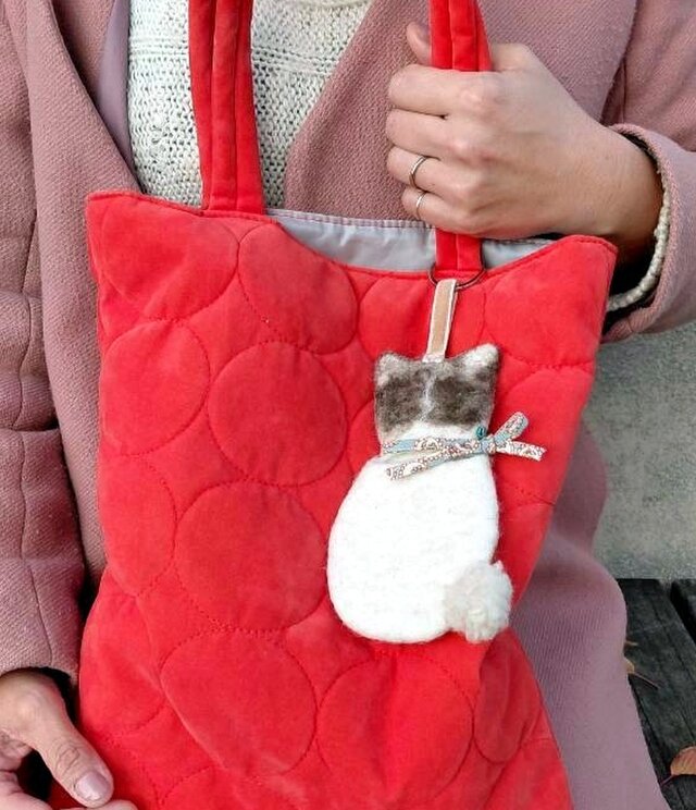 しろねこチャーム ：オフホワイト〈羊毛フェルト キーホルダー バッグチャーム ブロックプリント ねこなで ねこ〉