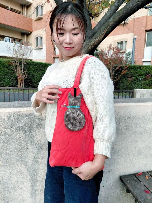 サビ猫チャーム ：焦げ茶色〈羊毛フェルト キーホルダー バッグ