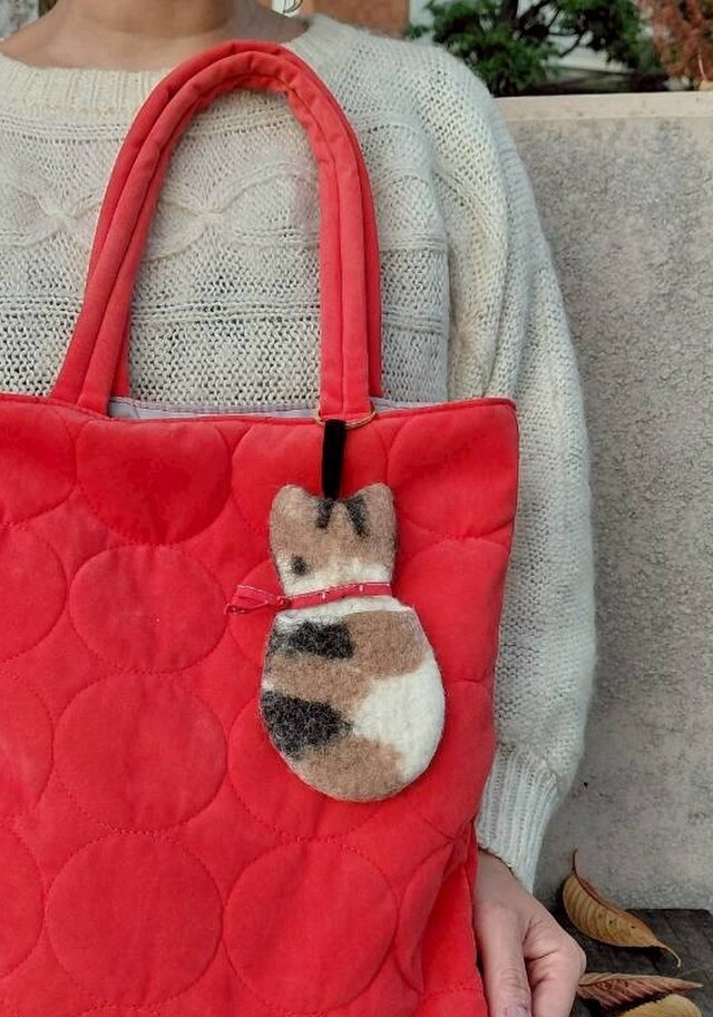 三毛猫チャーム ：オフホワイト〈羊毛フェルト キーホルダー バッグチャーム ブロックプリント ねこなで ねこ〉