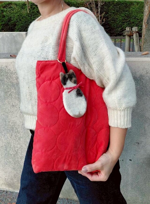 三毛猫チャーム ：オフホワイト〈羊毛フェルト キーホルダー バッグ