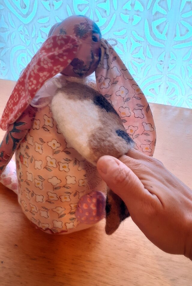 三毛猫チャーム ：オフホワイト〈羊毛フェルト キーホルダー バッグ
