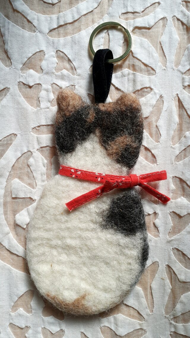 三毛猫チャーム ：オフホワイト〈羊毛フェルト キーホルダー バッグ