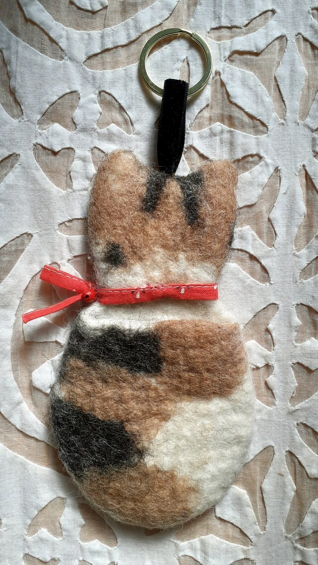 三毛猫チャーム ：オフホワイト〈羊毛フェルト キーホルダー バッグ