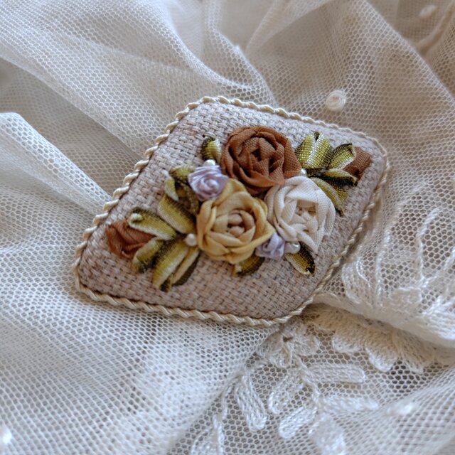 リボン刺繍*リネン*薔薇*ブローチ*