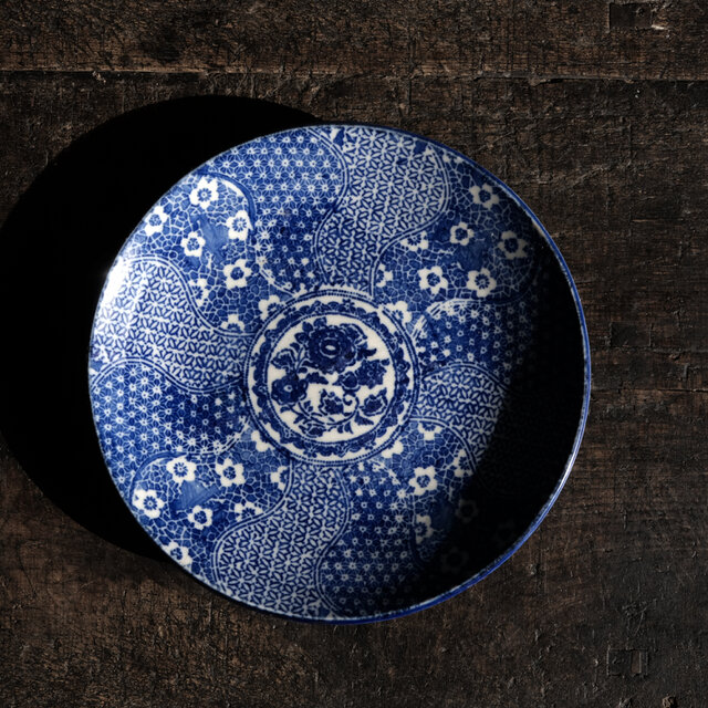 ベロ藍で素敵◆花尽くし。伊万里　花文印判七寸中皿　骨董・antiques 丁寧な暮らしに。明治時代【貫入有り】