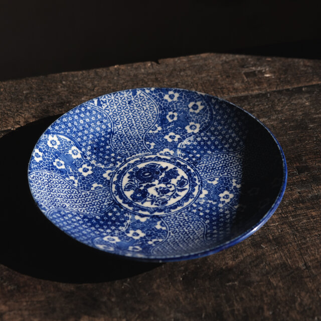 ベロ藍で素敵◇花尽くし。伊万里 花文印判七寸中皿 骨董・antiques
