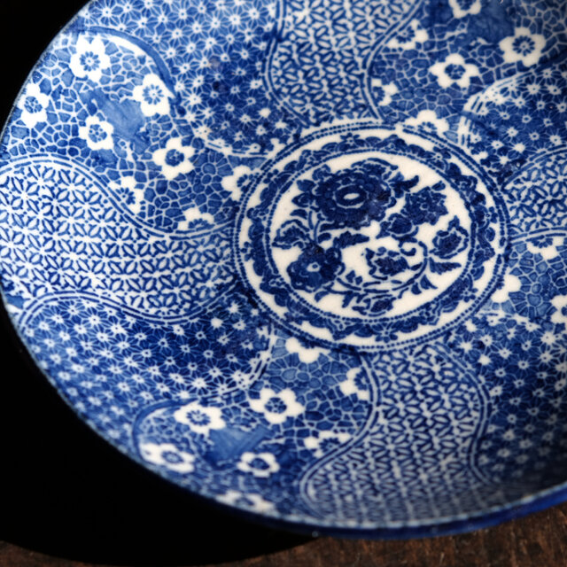 ベロ藍で素敵◇花尽くし。伊万里 花文印判七寸中皿 骨董・antiques
