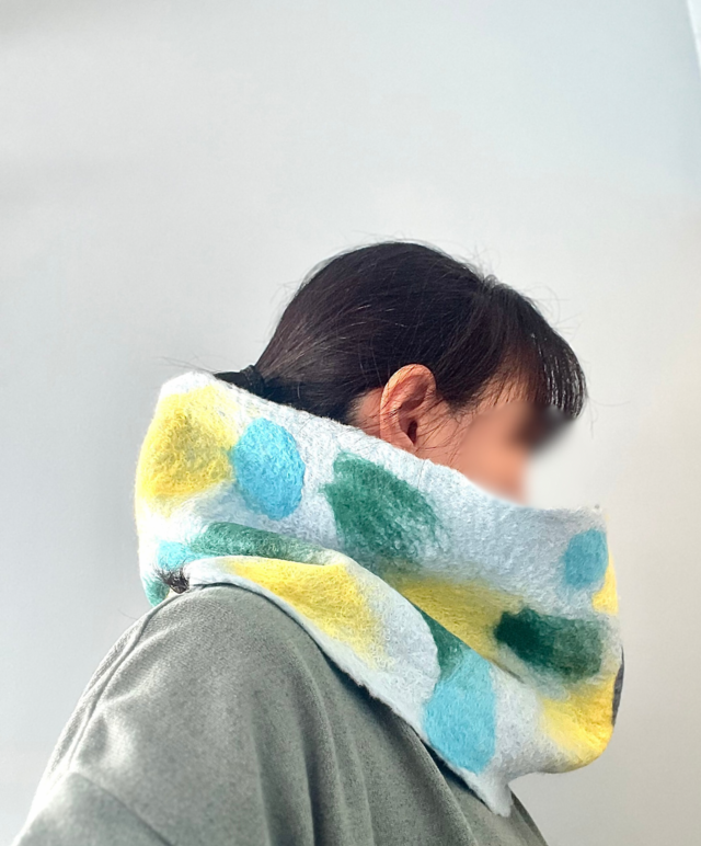 羊毛フェルトのネックウォーマー（ライトブルー）