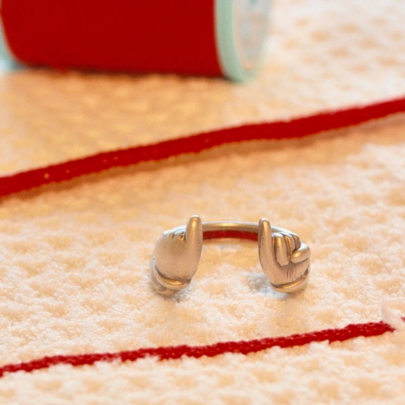 ナイショの赤い糸•リング【スターリングシルバー製/ハンドモチーフ】