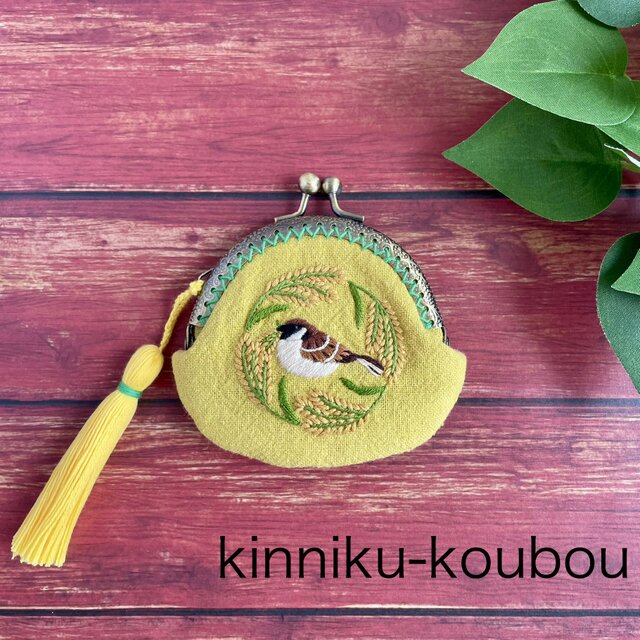 稲に囲まれるふくら雀のフラットがま口