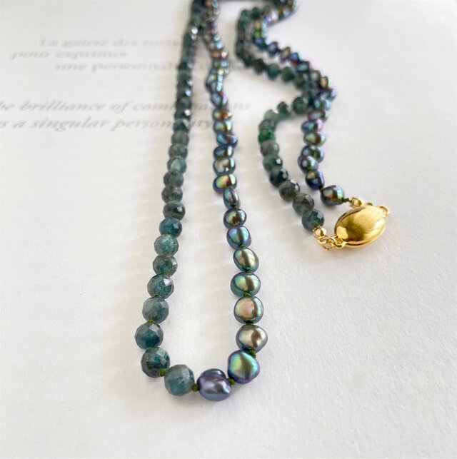 ミスティックなブルーグリーン 深緑色　淡水パールとカイヤナイトのロングネックレス　1本のみ