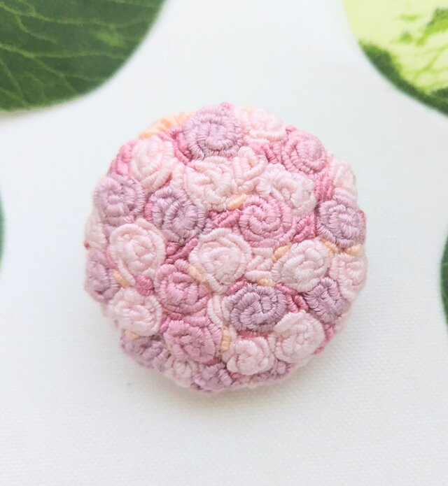 ピンクのバラ刺繍ブローチ