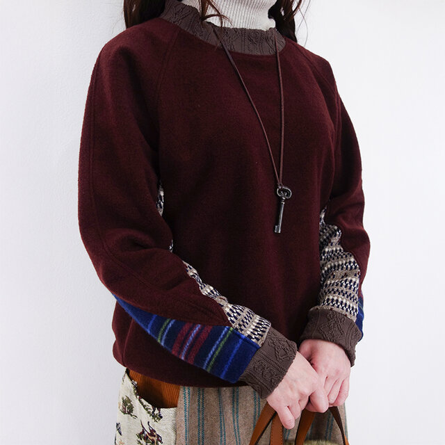 ボルドー起毛ニットと冬色ミックス袖のモックネックプルオーバー
