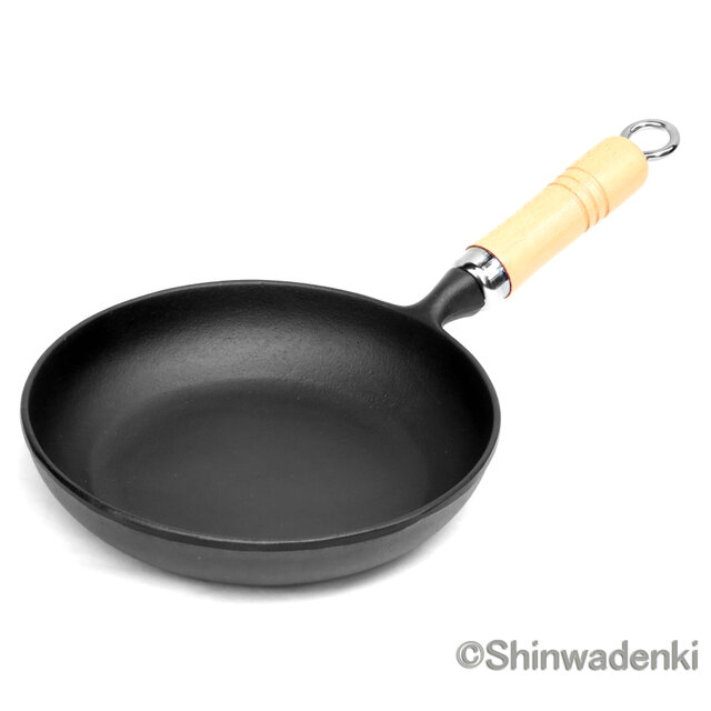 【お取り寄せ】南部鉄器 オムレツパン 21cm 木柄付 日本製 直火・IH対応 アウトドア キャンプ