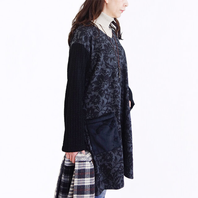 チャコールブラック・影フラワーのニット袖Vネックワンピース