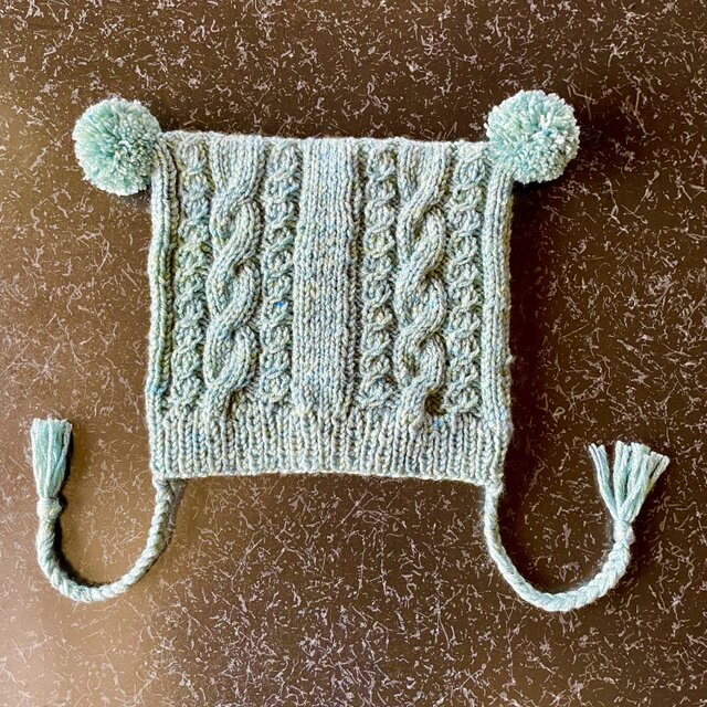 ケーブル編みのニットキャップ〈アクアブルー〉