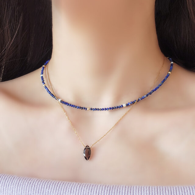 一紡（つむ）ぎの夜空、ひとひらの雫。スモーキークーツとラピスラズリのセットアップネックレス　～美しい夜