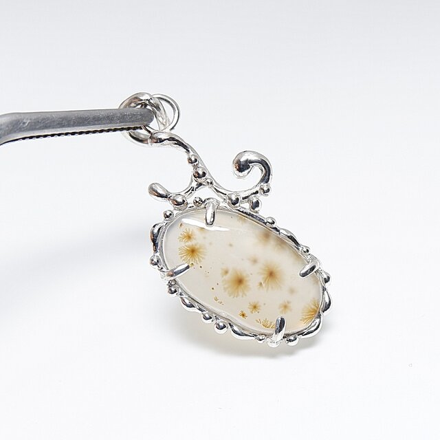 ～大自然が描いた小さなアート～　デンドリチックアゲートの唐草ペンダント　天然石アクセサリー　一点物