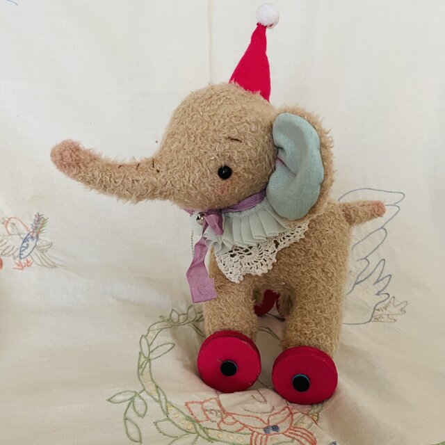 クルマに乗った小さなぞうさん