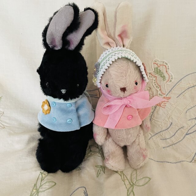 しろいうさぎとくろいうさぎ