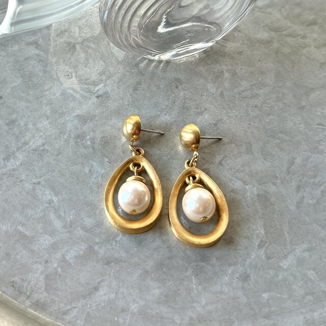 P568-ヴィンテージピアス U.S.A. 1980s Matte gold tone with dangling pearls