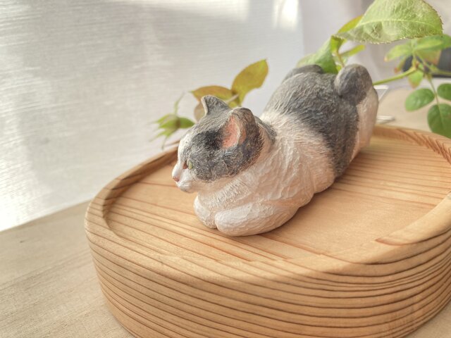 木彫りの香箱座り猫の置物 | iichi 日々の暮らしを心地よくする