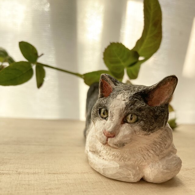 木彫りの香箱座り猫の置物 | iichi 日々の暮らしを心地よくする