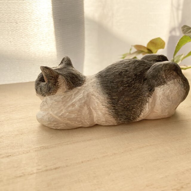 木彫りの香箱座り猫の置物 | iichi 日々の暮らしを心地よくする