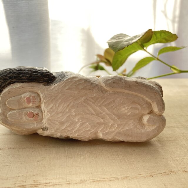 木彫りの香箱座り猫の置物 | iichi 日々の暮らしを心地よくする