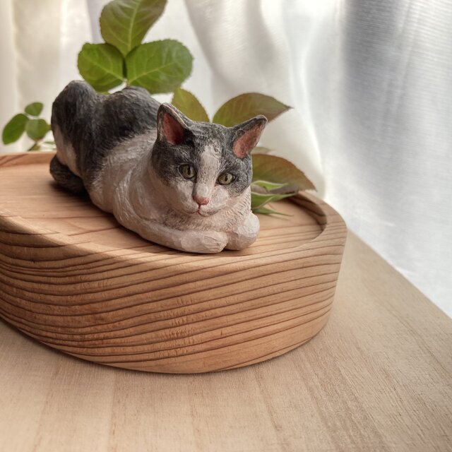 木彫りの猫の置物（制作中） 木彫りの香箱座り猫の置物 | iichi 日々の暮らしを心地よくする
