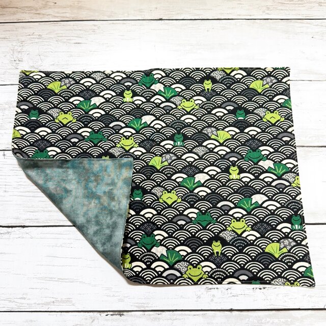 ランチョンマット小　(25×33)　【和柄・青海波×蛙★グレー】