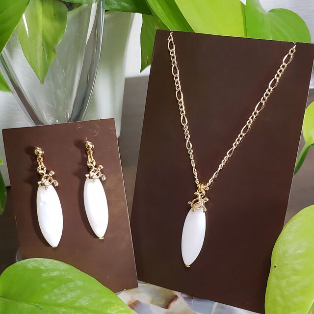 ハワイアンジュエリーデザイン❀ホヌネックレス・ピアスセット ホワイトシェル No.522