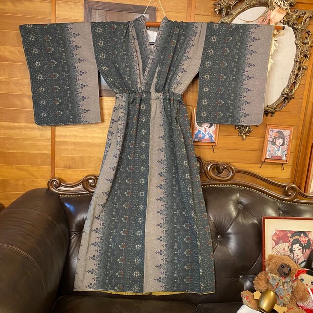 着物リメイク ロングワンピース｜洗える化繊素材＆帯サッシュベルト付き レトロ 古着 ハンドメイド 深い緑と柔らかな灰色のグラデーション KW-1153 着物リメイク ロングワンピース｜洗える化繊素材＆帯サッシュベルト