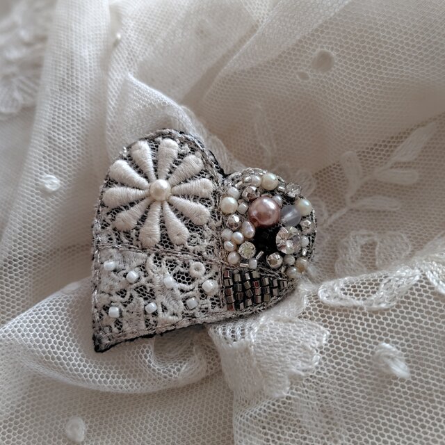 アンティークレース*ビーズ*刺繍*ハート*ブローチ