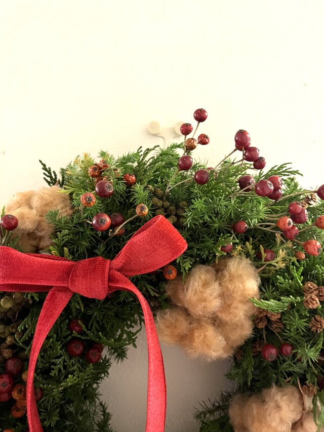 クリスマスを彩るハーフリースbrown×red 森のクリスマス Ⅷ ~茶綿と野薔薇の赤い実 | iichi 日々の暮らしを