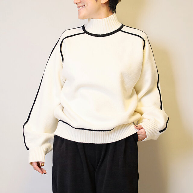 【2025新作】ライン入りバイカラーゆったりめニットセータープルオーバー（ホワイト）25053WH