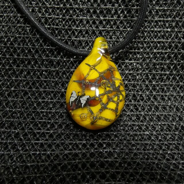 蜘蛛の巣とアゲハ蝶　NO.442（ガラス、トンボ玉、蜘蛛の巣、一点物、伝統工芸）