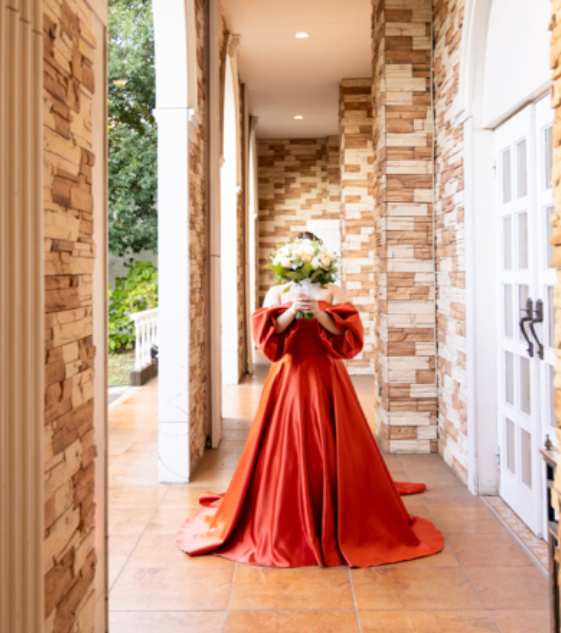 カラードレス オレンジ 光沢サテン ベアトップ パフスリーブ ロングトレーン 編み上げ 前撮り