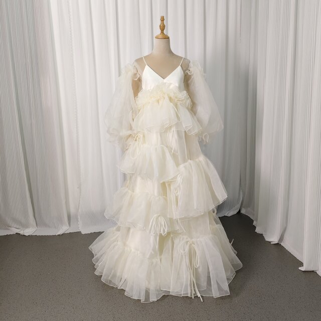 人気上昇！ウェディングドレス キャミソール シャンパン色 シースルー袖 ラッフルフリル 可愛い エアリー感 前撮り